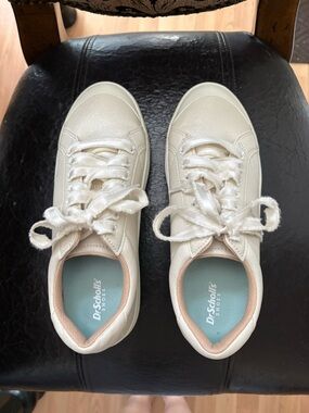 Dr. Scholl's Women's Cream Lace-Up Sneakers with Light Blue Insole